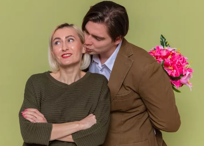 Почему молодые парни выбирают женщин постарше